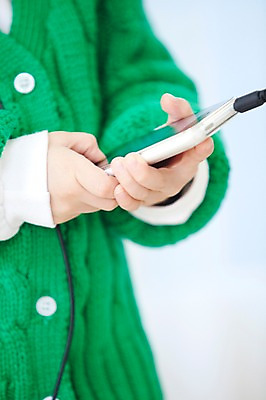 포토 JPG 라이프스타일 남자 행복 아들 어린이 거실 실내 사랑 한명 들기 사람 동양인 스마트폰 핸드폰 유치원생 한국인 자녀 남자만 남자한명만 어린이만 소년한명만 국내포토 1 감정 가족 모션 인종 내부 생활 전자제품 스마트기기 소년만 파일형식