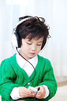 포토 JPG 라이프스타일 남자 행복 아들 어린이 음악 거실 실내 사랑 한명 들기 사람 동양인 소년 상반신 스마트폰 핸드폰 헤드폰 유치원생 음악감상 기쁨 한국인 자녀 남자만 남자한명만 어린이만 소년한명만 국내포토 1 감정 음향기기 가족 모션 문화예술 인종 내부 생활 전자제품 스마트기기 감상 소년만 파일형식