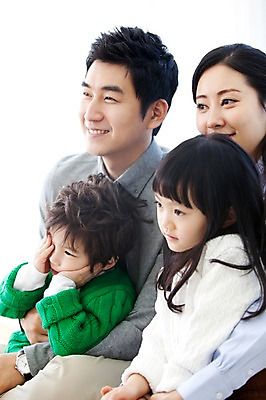 포토 JPG 라이프스타일 여자 남자 딸 행복 아들 어린이 거실 가족 안기 엄마 실내 사랑 가족애 웃음 사람 앉기 동양인 소년 여러명 상반신 성인 라이프 30대 유치원생 기쁨 한국인 자녀 아빠 국내포토 감정 다수 관계 모션 표정 인종 내부 생활 장년 파일형식