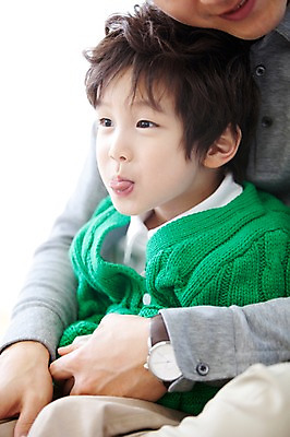 포토 JPG 라이프스타일 남자 행복 아들 어린이 거실 장난 가족 안기 실내 사랑 가족애 사람 앉기 동양인 소년 상반신 성인 두명 라이프 30대 유치원생 기쁨 한국인 자녀 아빠 메롱 남자만 국내포토 감정 관계 모션 인종 내부 생활 장년 파일형식