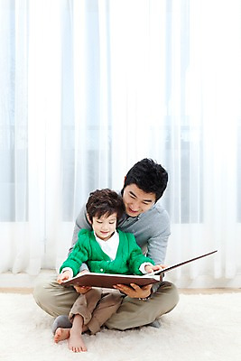 포토 JPG 전신 라이프스타일 남자 행복 아들 어린이 거실 가족 안기 실내 사랑 가족애 웃음 들기 사람 앉기 동양인 소년 성인 라이프 30대 카펫 유치원생 기쁨 한국인 매트 자녀 커튼 아빠 앨범 남자만 국내포토 감정 관계 모션 표정 인종 내부 생활 장년 파일형식