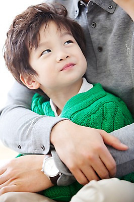 포토 JPG 라이프스타일 남자 행복 아들 어린이 거실 가족 안기 실내 사랑 가족애 사람 앉기 동양인 소년 상반신 두명 라이프 유치원생 기쁨 한국인 자녀 남자만 어린이만 국내포토 감정 관계 모션 인종 내부 생활 파일형식