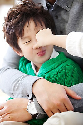 포토 JPG 라이프스타일 남자 행복 아들 어린이 거실 장난 가족 안기 실내 사랑 가족애 사람 앉기 동양인 소년 상반신 라이프 세명 유치원생 기쁨 한국인 자녀 남자만 어린이만 국내포토 감정 관계 모션 인종 내부 생활 파일형식