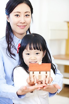 포토 JPG 라이프스타일 여자 딸 행복 어린이 거실 가족 안기 엄마 주택 실내 사랑 가족애 웃음 들기 사람 앉기 동양인 상반신 성인 두명 라이프 30대 모형 유치원생 기쁨 미니어처 한국인 자녀 재테크 내집마련 여자만 국내포토 감정 관계 모션 부동산 표정 인종 내부 건물 생활 장년 금융 파일형식