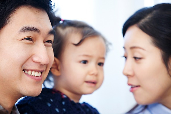 포토 JPG 라이프스타일 여자 남자 딸 행복 거실 가족 엄마 실내 사랑 가족애 웃음 사람 동양인 성인 라이프 세명 30대 기쁨 한국인 자녀 아기 아빠 국내포토 감정 관계 표정 인종 내부 생활 장년 파일형식