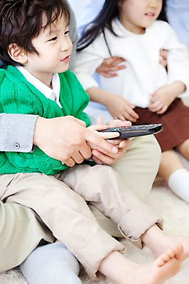 포토 JPG 전신 라이프스타일 여자 남자 딸 행복 아들 어린이 거실 가족 안기 실내 사랑 가족애 웃음 들기 사람 앉기 동양인 소년 여러명 라이프 유치원생 기쁨 한국인 자녀 리모컨 티비시청 어린이만 국내포토 감정 다수 관계 모션 표정 인종 내부 생활 시청_보고들음 파일형식