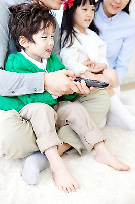 포토 JPG 전신 라이프스타일 여자 남자 딸 행복 아들 어린이 거실 가족 안기 엄마 실내 사랑 가족애 웃음 들기 사람 앉기 동양인 소년 여러명 성인 라이프 30대 카펫 유치원생 기쁨 한국인 매트 자녀 커튼 아빠 리모컨 티비시청 국내포토 감정 다수 관계 모션 표정 인종 내부 생활 장년 시청_보고들음 파일형식