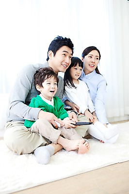 포토 JPG 전신 라이프스타일 여자 남자 딸 행복 아들 어린이 거실 가족 안기 엄마 실내 사랑 가족애 웃음 들기 사람 앉기 동양인 소년 여러명 성인 라이프 30대 카펫 유치원생 기쁨 한국인 매트 자녀 커튼 아빠 리모컨 티비시청 국내포토 감정 다수 관계 모션 표정 인종 내부 생활 장년 시청_보고들음 파일형식