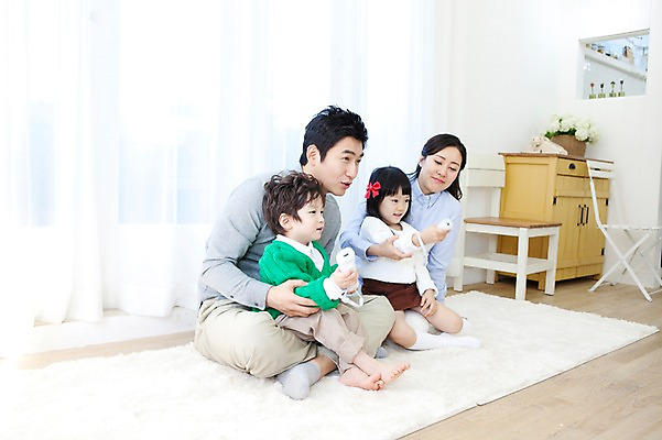 포토 JPG 전신 라이프스타일 여자 남자 딸 행복 아들 어린이 가구 거실 의자 가족 안기 놀이 엄마 실내 사랑 가족애 웃음 들기 사람 앉기 동양인 소년 여러명 성인 라이프 30대 카펫 유치원생 기쁨 한국인 매트 게임 자녀 커튼 아빠 게임기 국내포토 감정 생활용품 다수 관계 모션 표정 인종 내부 생활 장년 파일형식