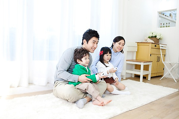 포토 JPG 전신 라이프스타일 여자 남자 딸 행복 아들 어린이 가구 거실 의자 가족 안기 놀이 엄마 실내 사랑 가족애 웃음 들기 사람 앉기 동양인 소년 여러명 성인 라이프 30대 카펫 유치원생 기쁨 한국인 매트 게임 자녀 커튼 아빠 게임기 국내포토 감정 생활용품 다수 관계 모션 표정 인종 내부 생활 장년 파일형식