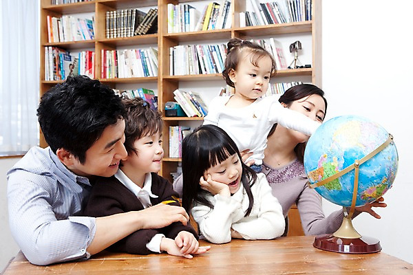 포토 JPG 라이프스타일 여자 남자 딸 행복 아들 어린이 가족 안기 탁자 엄마 책장 실내 사랑 가족애 웃음 사람 앉기 동양인 소년 여러명 상반신 성인 라이프 책 30대 지구본 유치원생 기쁨 한국인 자녀 아기 아빠 서재 책상 여러권 다자녀 국내포토 감정 가구 다수 관계 모션 표정 인종 내부 생활 장년 파일형식