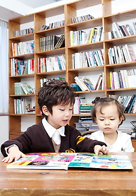 포토 JPG 라이프스타일 여자 남자 딸 행복 아들 어린이 가족 탁자 책장 실내 사랑 영어교육 웃음 사람 앉기 동양인 소년 상반신 라이프 책 독서 유치원생 펼침 기쁨 한국인 자녀 아기 서재 책상 여러권 영어책 그림책 국내포토 영어 교육 감정 가구 다수 관계 모션 표정 인종 내부 생활 파일형식