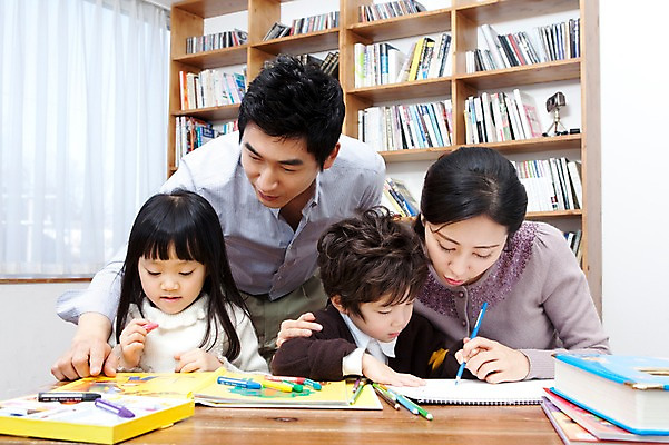 포토 JPG 라이프스타일 여자 남자 딸 행복 아들 어린이 가족 안기 탁자 엄마 색연필 책장 실내 사랑 가족애 미술 웃음 사람 앉기 동양인 소년 여러명 상반신 성인 라이프 책 30대 유치원생 미술도구 기쁨 한국인 자녀 색칠 그리기 아빠 서재 책상 스케치북 여러권 크레파스 국내포토 감정 가구 다수 관계 모션 문화예술 학용품 표정 인종 내부 생활 장년 오브젝트 파일형식