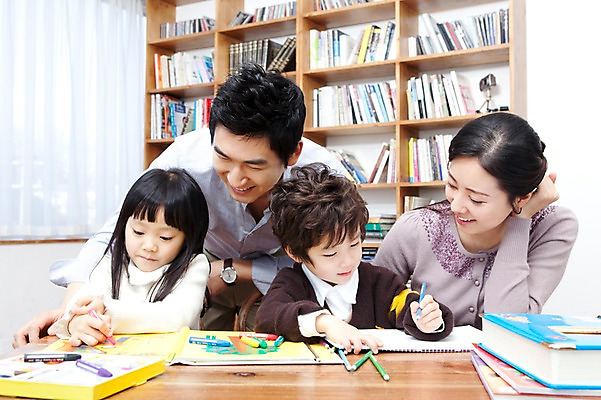 포토 JPG 라이프스타일 여자 남자 딸 행복 아들 어린이 가족 안기 탁자 엄마 색연필 책장 실내 사랑 가족애 미술 웃음 들기 사람 앉기 동양인 소년 여러명 상반신 성인 라이프 책 30대 유치원생 미술도구 기쁨 한국인 자녀 색칠 그리기 아빠 서재 책상 스케치북 여러권 크레파스 국내포토 감정 가구 다수 관계 모션 문화예술 학용품 표정 인종 내부 생활 장년 오브젝트 파일형식