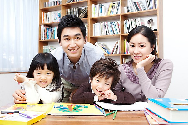 포토 JPG 라이프스타일 여자 남자 딸 행복 아들 어린이 가족 안기 탁자 엄마 색연필 책장 실내 사랑 가족애 미술 웃음 들기 사람 앉기 동양인 소년 여러명 상반신 성인 라이프 책 30대 유치원생 미술도구 기쁨 한국인 자녀 색칠 그리기 아빠 서재 책상 스케치북 여러권 크레파스 국내포토 감정 가구 다수 관계 모션 문화예술 학용품 표정 인종 내부 생활 장년 오브젝트 파일형식