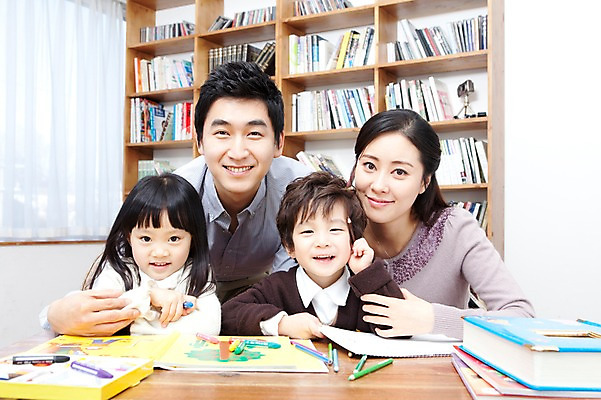 포토 JPG 라이프스타일 여자 남자 딸 행복 아들 어린이 가족 안기 탁자 엄마 색연필 책장 실내 사랑 가족애 미술 웃음 사람 앉기 동양인 소년 여러명 상반신 성인 라이프 책 30대 유치원생 미술도구 기쁨 한국인 자녀 색칠 그리기 아빠 서재 책상 스케치북 여러권 크레파스 국내포토 감정 가구 다수 관계 모션 문화예술 학용품 표정 인종 내부 생활 장년 오브젝트 파일형식