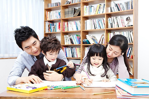 포토 JPG 라이프스타일 여자 남자 딸 행복 아들 어린이 가족 안기 탁자 엄마 색연필 책장 실내 사랑 가족애 미술 웃음 사람 앉기 동양인 소년 여러명 상반신 성인 라이프 책 30대 유치원생 미술도구 기쁨 한국인 자녀 색칠 그리기 아빠 서재 책상 스케치북 여러권 크레파스 국내포토 감정 가구 다수 관계 모션 문화예술 학용품 표정 인종 내부 생활 장년 오브젝트 파일형식