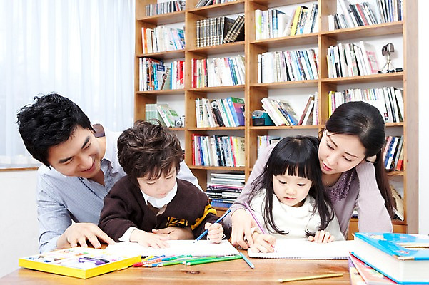 포토 JPG 라이프스타일 여자 남자 딸 행복 아들 어린이 가족 안기 탁자 엄마 색연필 책장 실내 사랑 가족애 미술 웃음 사람 앉기 동양인 소년 여러명 상반신 성인 라이프 책 30대 유치원생 미술도구 기쁨 한국인 자녀 색칠 그리기 아빠 서재 책상 스케치북 여러권 크레파스 국내포토 감정 가구 다수 관계 모션 문화예술 학용품 표정 인종 내부 생활 장년 오브젝트 파일형식