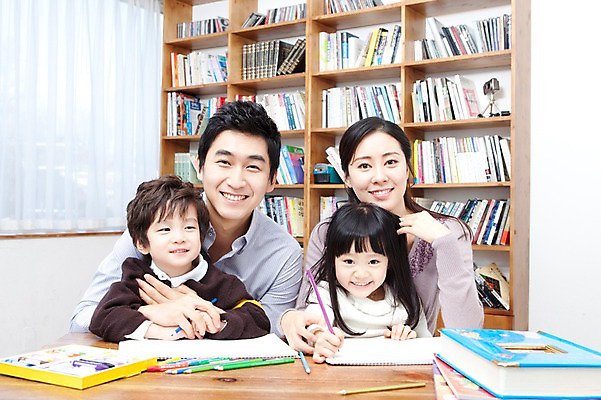 포토 JPG 라이프스타일 여자 남자 딸 행복 아들 어린이 가족 안기 탁자 엄마 색연필 책장 실내 사랑 가족애 미술 웃음 사람 앉기 동양인 소년 여러명 상반신 성인 라이프 책 30대 유치원생 미술도구 기쁨 한국인 자녀 색칠 그리기 아빠 서재 책상 여러권 크레파스 국내포토 감정 가구 다수 관계 모션 문화예술 학용품 표정 인종 내부 생활 장년 오브젝트 파일형식