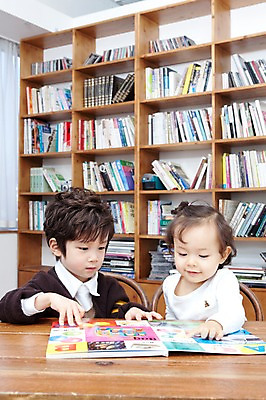 포토 JPG 라이프스타일 여자 남자 딸 행복 아들 어린이 가족 탁자 책장 실내 사랑 영어교육 사람 앉기 동양인 소년 상반신 두명 라이프 책 독서 유치원생 기쁨 한국인 자녀 아기 서재 책상 여러권 영어책 그림책 국내포토 영어 교육 감정 가구 다수 관계 모션 인종 내부 생활 파일형식