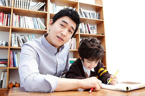 포토 JPG 라이프스타일 남자 아들 어린이 가족 탁자 문구용품 색연필 책장 실내 사랑 가족애 들기 사람 앉기 동양인 소년 상반신 성인 두명 라이프 책 30대 연필 유치원생 한국인 자녀 가르침 아빠 서재 책상 여러권 고민 문제풀이 남자만 알려주기 국내포토 교육 감정 가구 다수 관계 모션 학용품 인종 내부 생활 장년 필기구 오브젝트 파일형식