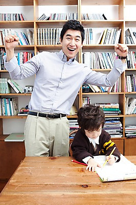 포토 JPG 라이프스타일 남자 행복 아들 어린이 가족 탁자 문구용품 색연필 책장 실내 사랑 가족애 서기 웃음 들기 사람 앉기 동양인 소년 상반신 성인 두명 라이프 책 30대 연필 유치원생 기쁨 만세 한국인 자녀 아빠 서재 책상 여러권 문제풀이 남자만 국내포토 감정 가구 다수 관계 모션 학용품 표정 인종 내부 생활 장년 필기구 오브젝트 파일형식