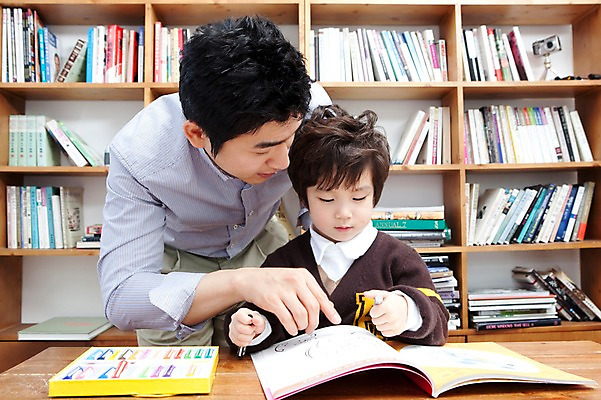 포토 JPG 라이프스타일 남자 행복 아들 어린이 가족 탁자 책장 실내 사랑 가족애 미술 들기 사람 앉기 동양인 소년 상반신 성인 두명 라이프 책 30대 유치원생 미술도구 펼침 기쁨 한국인 자녀 색칠 아빠 서재 책상 여러권 크레파스 문제풀이 색칠공부 남자만 국내포토 감정 가구 다수 관계 모션 문화예술 학용품 인종 내부 생활 장년 학습 오브젝트 파일형식