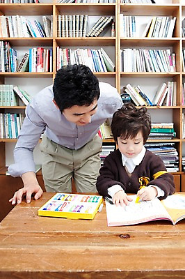 포토 JPG 라이프스타일 남자 행복 아들 어린이 가족 탁자 책장 실내 사랑 가족애 미술 들기 사람 앉기 동양인 소년 상반신 성인 두명 라이프 책 30대 유치원생 미술도구 펼침 기쁨 한국인 자녀 색칠 아빠 서재 책상 여러권 크레파스 문제풀이 색칠공부 남자만 국내포토 감정 가구 다수 관계 모션 문화예술 학용품 인종 내부 생활 장년 학습 오브젝트 파일형식