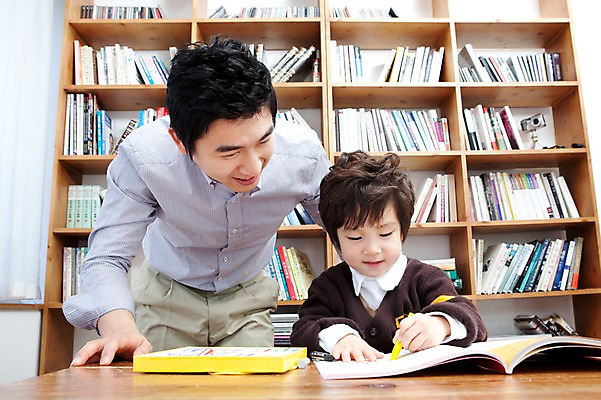 포토 JPG 라이프스타일 남자 행복 아들 어린이 가족 탁자 책장 실내 사랑 가족애 미술 들기 사람 앉기 동양인 소년 상반신 성인 두명 라이프 책 30대 유치원생 미술도구 펼침 기쁨 한국인 자녀 색칠 아빠 서재 책상 여러권 크레파스 문제풀이 색칠공부 남자만 국내포토 감정 가구 다수 관계 모션 문화예술 학용품 인종 내부 생활 장년 학습 오브젝트 파일형식