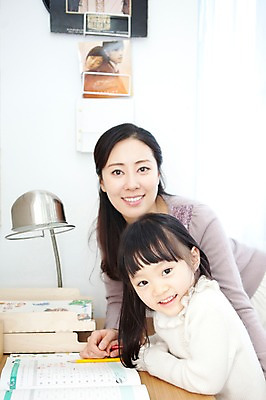 포토 JPG 라이프스타일 여자 딸 행복 어린이 가족 안기 엄마 문구용품 조명 색연필 실내 사랑 가족애 웃음 들기 사람 앉기 동양인 상반신 성인 두명 라이프 책 30대 연필 유치원생 기쁨 한국인 자녀 스탠드 가르침 서재 책상 여러권 문제풀이 여자만 알려주기 국내포토 교육 감정 가구 다수 관계 모션 학용품 표정 인종 내부 생활 장년 필기구 오브젝트 파일형식