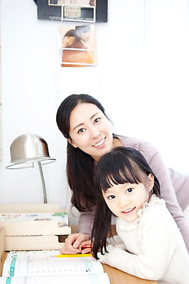 포토 JPG 라이프스타일 여자 딸 행복 어린이 가족 안기 엄마 문구용품 조명 색연필 실내 사랑 가족애 웃음 들기 사람 앉기 동양인 상반신 성인 두명 라이프 책 30대 연필 유치원생 기쁨 한국인 자녀 스탠드 가르침 서재 책상 여러권 문제풀이 여자만 알려주기 국내포토 교육 감정 가구 다수 관계 모션 학용품 표정 인종 내부 생활 장년 필기구 오브젝트 파일형식