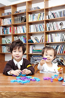 포토 JPG 문자 라이프스타일 알파벳 여자 남자 딸 행복 아들 어린이 의자 가족 탁자 책장 실내 사랑 웃음 사람 앉기 동양인 소년 상반신 두명 라이프 책 장난감 유치원생 기쁨 한국인 자녀 아기 서재 책상 여러권 국내포토 영어 감정 가구 다수 관계 모션 표정 인종 내부 생활 파일형식