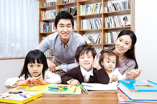 포토 JPG 라이프스타일 여자 남자 딸 행복 아들 어린이 가족 탁자 엄마 색연필 책장 실내 사랑 가족애 미술 웃음 들기 사람 앉기 동양인 소년 여러명 상반신 성인 라이프 책 30대 유치원생 미술도구 기쁨 한국인 자녀 아기 색칠 그리기 아빠 서재 책상 스케치북 여러권 크레파스 국내포토 감정 가구 다수 관계 모션 문화예술 학용품 표정 인종 내부 생활 장년 오브젝트 파일형식