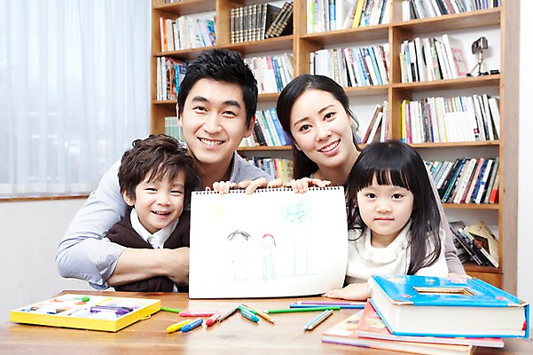 포토 JPG 라이프스타일 여자 남자 딸 행복 아들 어린이 가족 안기 탁자 엄마 색연필 책장 실내 사랑 가족애 미술 웃음 들기 사람 앉기 동양인 소년 여러명 상반신 성인 라이프 책 30대 유치원생 미술도구 기쁨 한국인 자녀 색칠 그리기 아빠 서재 책상 스케치북 여러권 크레파스 국내포토 감정 가구 다수 관계 모션 문화예술 학용품 표정 인종 내부 생활 장년 오브젝트 파일형식
