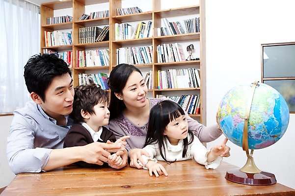 포토 JPG 라이프스타일 여자 남자 딸 행복 아들 어린이 가족 안기 탁자 엄마 책장 실내 사랑 가족애 웃음 사람 앉기 동양인 소년 여러명 상반신 성인 라이프 책 30대 지구본 유치원생 기쁨 한국인 자녀 아빠 서재 책상 여러권 국내포토 감정 가구 다수 관계 모션 표정 인종 내부 생활 장년 파일형식
