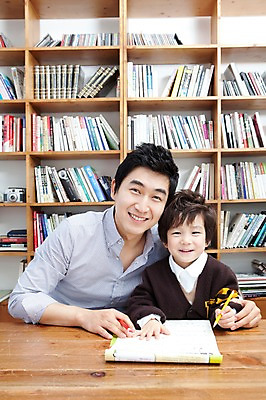 포토 JPG 라이프스타일 남자 행복 아들 어린이 가족 안기 탁자 문구용품 색연필 책장 실내 사랑 가족애 웃음 들기 사람 앉기 동양인 소년 상반신 성인 두명 라이프 책 30대 연필 유치원생 기쁨 한국인 자녀 가르침 아빠 서재 책상 여러권 문제풀이 남자만 알려주기 국내포토 교육 감정 가구 다수 관계 모션 학용품 표정 인종 내부 생활 장년 필기구 오브젝트 파일형식