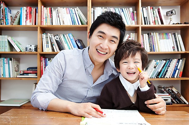 포토 JPG 라이프스타일 남자 행복 아들 어린이 가족 안기 탁자 문구용품 색연필 책장 실내 사랑 가족애 웃음 들기 사람 앉기 동양인 소년 상반신 성인 두명 라이프 책 30대 연필 유치원생 기쁨 한국인 자녀 가르침 아빠 서재 책상 여러권 문제풀이 남자만 알려주기 국내포토 교육 감정 가구 다수 관계 모션 학용품 표정 인종 내부 생활 장년 필기구 오브젝트 파일형식