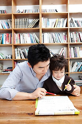 포토 JPG 라이프스타일 남자 행복 아들 어린이 가족 안기 탁자 문구용품 색연필 책장 실내 사랑 가족애 들기 사람 앉기 동양인 소년 상반신 성인 두명 라이프 책 30대 연필 유치원생 기쁨 한국인 자녀 가르침 아빠 서재 책상 여러권 문제풀이 남자만 알려주기 국내포토 교육 감정 가구 다수 관계 모션 학용품 인종 내부 생활 장년 필기구 오브젝트 파일형식