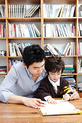 포토 JPG 라이프스타일 남자 행복 아들 어린이 가족 안기 탁자 문구용품 색연필 책장 실내 사랑 가족애 들기 사람 앉기 동양인 소년 상반신 성인 두명 라이프 책 30대 연필 유치원생 기쁨 한국인 자녀 가르침 아빠 서재 책상 여러권 문제풀이 남자만 알려주기 국내포토 교육 감정 가구 다수 관계 모션 학용품 인종 내부 생활 장년 필기구 오브젝트 파일형식