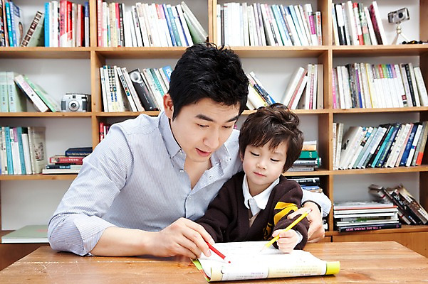 포토 JPG 라이프스타일 남자 행복 아들 어린이 가족 안기 탁자 문구용품 색연필 책장 실내 사랑 가족애 들기 사람 앉기 동양인 소년 상반신 성인 두명 라이프 책 30대 연필 유치원생 기쁨 한국인 자녀 가르침 아빠 서재 책상 여러권 문제풀이 남자만 알려주기 국내포토 교육 감정 가구 다수 관계 모션 학용품 인종 내부 생활 장년 필기구 오브젝트 파일형식