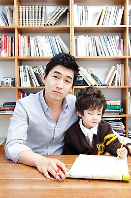 포토 JPG 라이프스타일 남자 아들 어린이 가족 탁자 문구용품 색연필 책장 실내 사랑 가족애 들기 사람 앉기 동양인 소년 상반신 성인 두명 라이프 책 30대 연필 유치원생 한국인 자녀 가르침 아빠 서재 책상 여러권 고민 문제풀이 남자만 알려주기 국내포토 교육 감정 가구 다수 관계 모션 학용품 인종 내부 생활 장년 필기구 오브젝트 파일형식