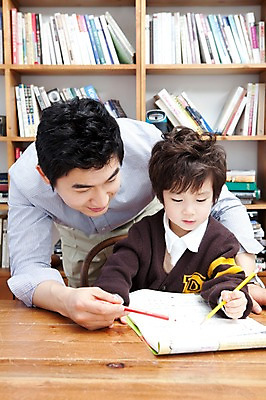 포토 JPG 라이프스타일 남자 행복 아들 어린이 가족 안기 탁자 문구용품 색연필 책장 실내 사랑 가족애 서기 웃음 들기 사람 앉기 동양인 소년 상반신 성인 두명 라이프 책 30대 연필 유치원생 기쁨 한국인 자녀 가르침 아빠 서재 책상 여러권 문제풀이 남자만 알려주기 국내포토 교육 감정 가구 다수 관계 모션 학용품 표정 인종 내부 생활 장년 필기구 오브젝트 파일형식