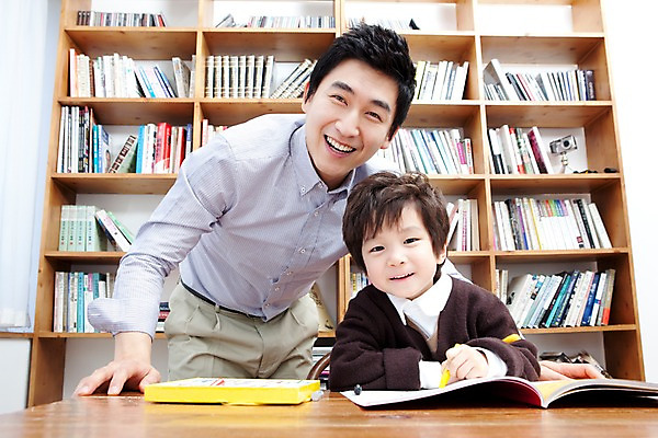 포토 JPG 라이프스타일 남자 행복 아들 어린이 가족 탁자 책장 실내 사랑 가족애 미술 서기 웃음 들기 사람 앉기 동양인 소년 상반신 성인 두명 라이프 책 30대 유치원생 미술도구 펼침 기쁨 한국인 자녀 색칠 아빠 서재 책상 여러권 크레파스 문제풀이 색칠공부 남자만 국내포토 감정 가구 다수 관계 모션 문화예술 학용품 표정 인종 내부 생활 장년 학습 오브젝트 파일형식