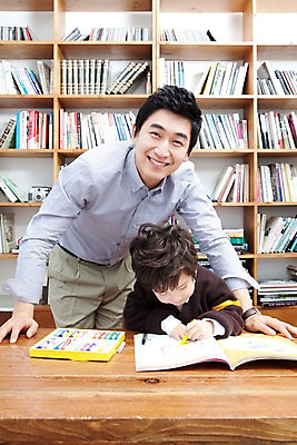 포토 JPG 라이프스타일 남자 행복 아들 어린이 가족 탁자 책장 실내 사랑 가족애 미술 서기 웃음 들기 사람 앉기 동양인 소년 상반신 성인 두명 라이프 책 30대 유치원생 미술도구 펼침 기쁨 한국인 자녀 색칠 아빠 서재 책상 여러권 크레파스 문제풀이 색칠공부 남자만 국내포토 감정 가구 다수 관계 모션 문화예술 학용품 표정 인종 내부 생활 장년 학습 오브젝트 파일형식