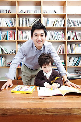 포토 JPG 라이프스타일 남자 행복 아들 어린이 가족 탁자 책장 실내 사랑 가족애 미술 서기 웃음 들기 사람 앉기 동양인 소년 상반신 성인 두명 라이프 책 30대 유치원생 미술도구 펼침 기쁨 한국인 자녀 색칠 아빠 서재 책상 여러권 크레파스 문제풀이 색칠공부 남자만 국내포토 감정 가구 다수 관계 모션 문화예술 학용품 표정 인종 내부 생활 장년 학습 오브젝트 파일형식