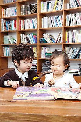 포토 JPG 라이프스타일 여자 남자 딸 행복 아들 어린이 가족 탁자 책장 실내 사랑 영어교육 웃음 사람 앉기 동양인 소년 상반신 두명 라이프 책 독서 유치원생 펼침 기쁨 한국인 자녀 아기 서재 책상 여러권 영어책 그림책 국내포토 영어 교육 감정 가구 다수 관계 모션 표정 인종 내부 생활 파일형식