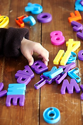 포토 JPG 문자 라이프스타일 손 알파벳 영어 탁자 실내 들기 사람 라이프 신체부위 장난감 책상 국내포토 가구 모션 내부 생활 파일형식