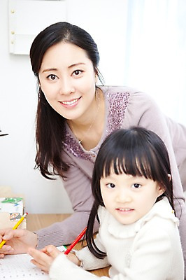 포토 JPG 라이프스타일 여자 딸 행복 어린이 가족 안기 엄마 문구용품 조명 색연필 실내 사랑 가족애 웃음 들기 사람 앉기 동양인 상반신 성인 두명 라이프 책 30대 연필 유치원생 기쁨 한국인 자녀 스탠드 가르침 서재 책상 여러권 문제풀이 여자만 알려주기 국내포토 교육 감정 가구 다수 관계 모션 학용품 표정 인종 내부 생활 장년 필기구 오브젝트 파일형식