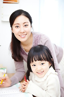 포토 JPG 라이프스타일 여자 딸 행복 어린이 가족 안기 엄마 문구용품 조명 색연필 실내 사랑 가족애 웃음 들기 사람 앉기 동양인 성인 두명 라이프 책 30대 연필 유치원생 기쁨 한국인 자녀 스탠드 가르침 서재 책상 여러권 문제풀이 여자만 알려주기 국내포토 교육 감정 가구 다수 관계 모션 학용품 표정 인종 내부 생활 장년 필기구 오브젝트 파일형식