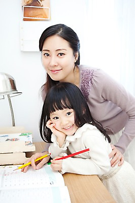 포토 JPG 라이프스타일 여자 딸 행복 어린이 가족 안기 엄마 문구용품 조명 색연필 실내 사랑 가족애 웃음 들기 사람 앉기 동양인 성인 두명 라이프 책 30대 연필 유치원생 기쁨 한국인 자녀 스탠드 가르침 서재 책상 여자만 알려주기 국내포토 교육 감정 가구 관계 모션 학용품 표정 인종 내부 생활 장년 필기구 오브젝트 파일형식